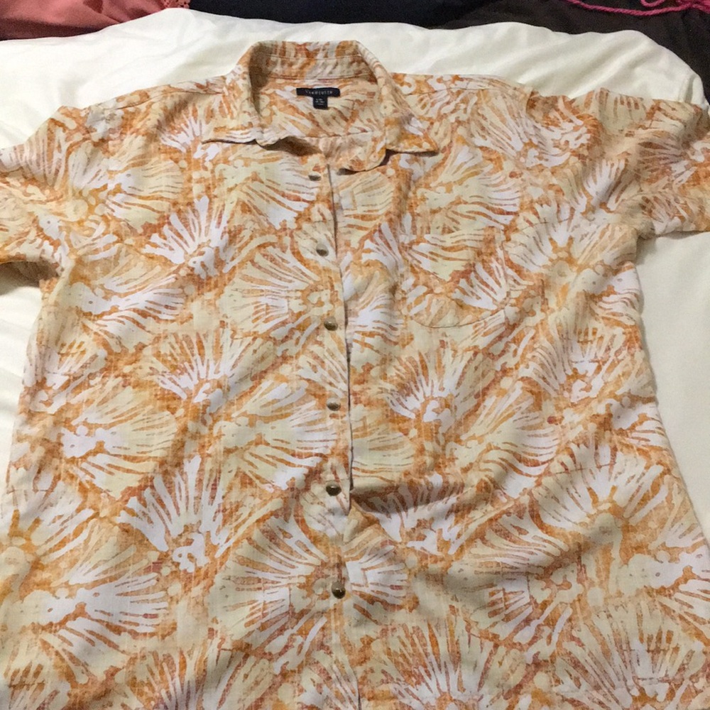 Men’s VanHeusen button up.  
